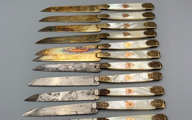 12 couteaux manches en nacre (un accident à un manche) dont 6 lames argent vermeillé...