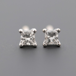 18K White Gold Diamond Solitaire Stud Earrings