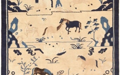 18TH CENTURY ANTIQUE CHINESE ANIMAL RUG. 5 ft 9 in x 4 ft 2 in (1.75 m x 1.27 m).