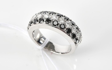 A BLACK DIAMOND AND DIAMOND BAND IN 18CT WHITE GOLD