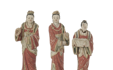 3 femmes debout en terre crue et rehauts de polychromie, Chine, h. 34 cm (2) et 32 cm