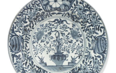 A LARGE JAPANESE ARITA BLUE AND WHITE CHARGER, EDO PERIOD (LATE 17TH CENTURY)