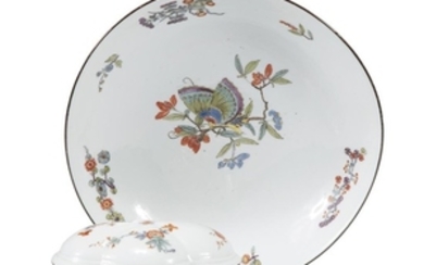 A Meissen porcelain dish and a lobed box and...