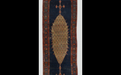 Tappeto Malayer, Persia secolo XIX. Disegno a grande medaglione con griglia floreale bianco su fondo blu scuro (428x153) (difetti)