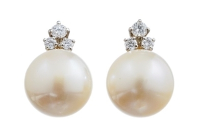 Gilbert Albert, paire clous d'oreilles or 750 sertis de perles de culture boutons rehaussées de diamants taille brillant