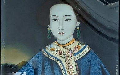 Une peinture chinoise du 19ème siècle en verre inversé représentant une femme, H.59cm L.43cm
