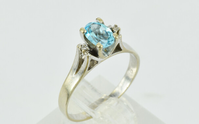 A 9CT WHITE GOLD AND BLUE TOPAZ RING