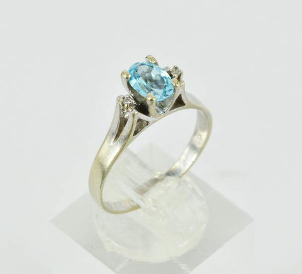 A 9CT WHITE GOLD AND BLUE TOPAZ RING