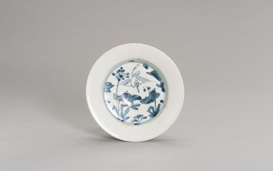 A BLUE AND WHITE PORCELAIN DISH WITH A CRANE