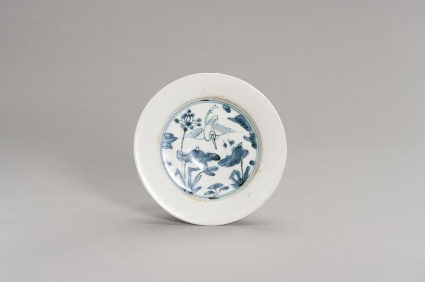 A BLUE AND WHITE PORCELAIN DISH WITH A CRANE