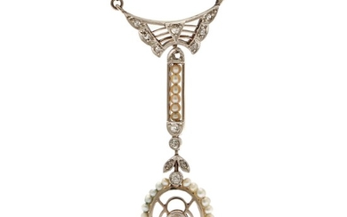 A Belle Epoque necklace set with a diamond weighing app. 0.20 ct. encircled by numerous seed pearls and diamonds, mounted in 14k gold and platinum. L. 47.5 cm.