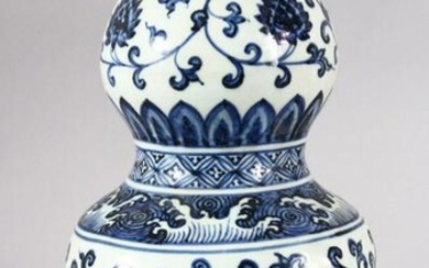 A CHINESE BLUE AND WHITE DOUBLE GOURD VASE, painted