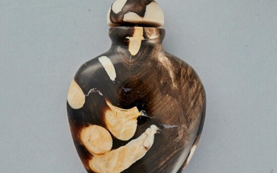 A CHINESE HARDSTONE SNUFF BOTTLE