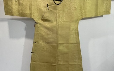 A CHINESE QING DYNASTY LEMON YELLOW SUMMER GAUZE DRAGON ROBE, 19TH CENTURY OR EARLIER