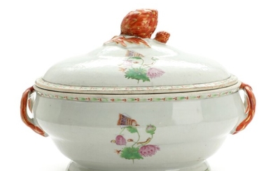 A Chinese Famille Rose porcelain tureen, decorated in enamel colours with flowers and bugs. Qianlong 1736–1795. H. 22. L. 27 cm.