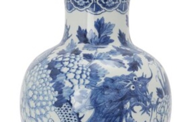 A Chinese blue and white dragon vase, 18th/19th century, painted with two dragons amongst peonies, associated cover, 38cm high 十八-十九世紀 青花繪雙龍穿牡丹紋瓶連蓋