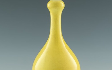 A Chinese yellow-glazed garlic-head vase, Republic period