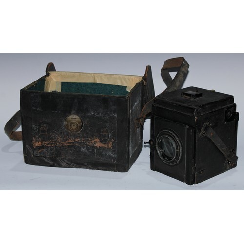 A Dallmeyer reflex camera, the 5.2cm lens inscribed: Dallmey...