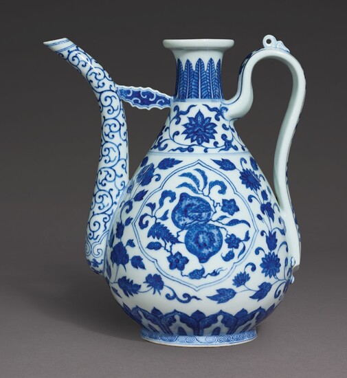 A FINE MING-STYLE BLUE AND WHITE PEAR-SHAPED EWER SEAL MARK AND PERIOD OF DAOGUANG