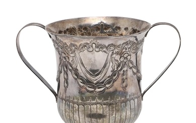 A GEORGE III SILVER TWO-HANDLED CUP OR PORRINGER. campana fo...