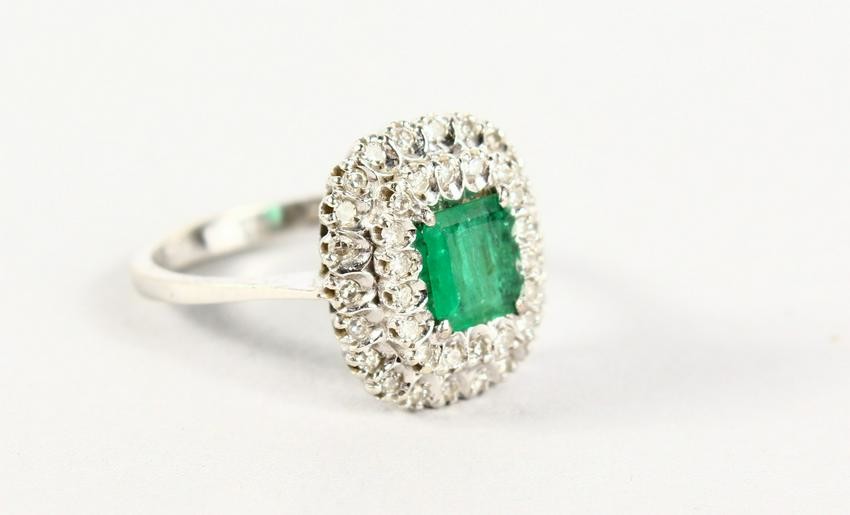 A GOOD 18CT WHITE GOLD, EMERALD AND DIAMOND CLUSTER
