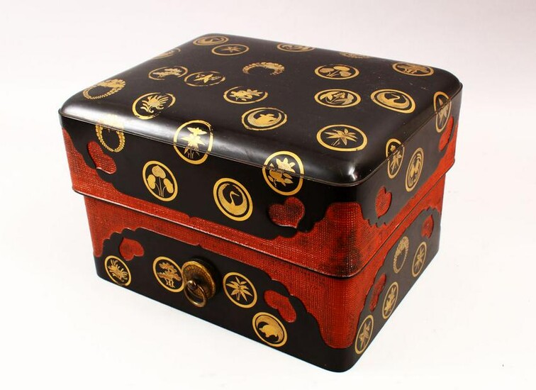 A GOOD JAPANESE MEIJI PERIOD LACQUER & GILT DECORATED