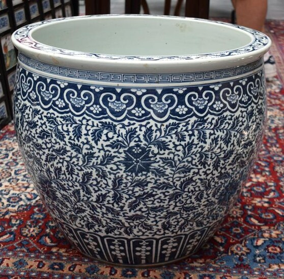 A HUGE 19TH CENTURY CHINESE BLUE AND WHITE PORCELAIN