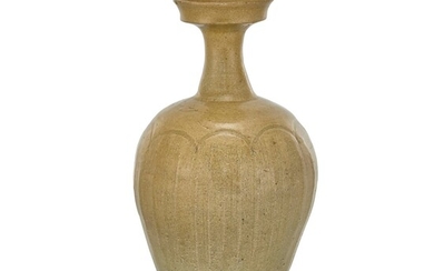 A KOREAN CELADON-GLAZED VASE KORYO DYNASTY, 11TH - 12TH CENTURY | 高麗王朝十一至十二世紀 青釉盤口瓶