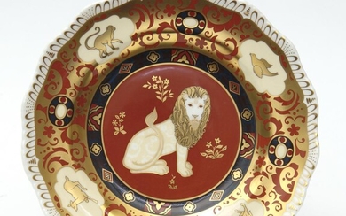 A LIMITED EDITION ROYAL CROWN DERBY HERALDIC LION PLATE, NO. 122/500, WITH CERTIFICATION CARD, PLATE STAND AND BOX, 23.5 CM DIAMETER