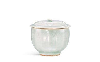 A Longquan celadon 'lotus' bowl and cover, Song dynasty 宋 龍泉青釉刻蓮瓣紋蓋盌