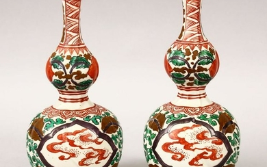 A PAIR OF 19TH CENTURY CHINESE FAMILLE ROSE / VERTE