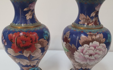 A PAIR OF CHINESE CLOISONNE VASES