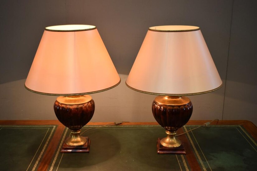 A PAIR OF FRENCH 'LE DAUPHIN' CERAMIC TABLE LAMPS WITH GILT DETAILING (69 CM H)