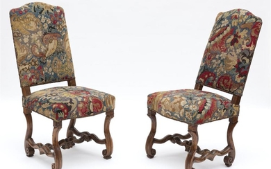 A PAIR OF FRENCH LOUIS XIII STYLE WALNUT CHAIRS WITH TAPESTRY UPHOLSTERY, SEAT HEIGHT 50CM