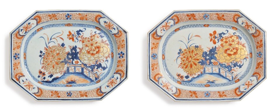 A Pair of Large Chinese Export Imari Chamfered Rectangular Platters, Qing Dynasty, Early 18th Century | 清十八世紀初 青花礬紅彩描金庭院花卉圖八方大盤一對
