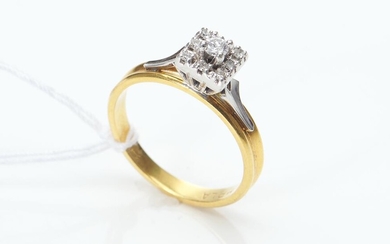 A SQUARE DIAMOND CLUSTER RING IN TWO TONE 18CT GOLD, TOTAL DIAMOND WEIGHT ESTIMATED 0.15CT, SIZE M, 4GMS