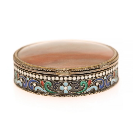 A Soviet parcel-gilt silver and cloisonné enamel powder compact. The lid inserted with agate. Leningrade 1927–1958, 916 standard. Diam. 5.5 cm.