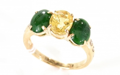 A THREE STONE YELLOW SAPPHIRE AND JADE RING IN 18CT GOLD.
