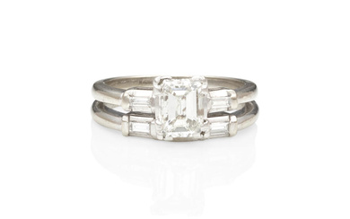 A WHITE GOLD AND DIAMOND RING