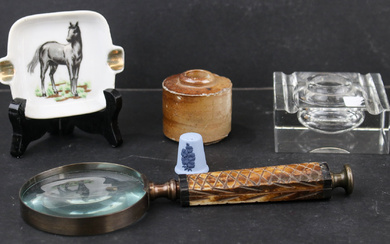 A bundle of quality trinkets, including a Wedgwood (England) jasperware...