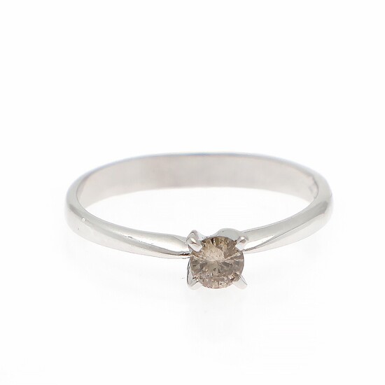 A diamond solitaire ring set with a brilliant-cut diamond, mounted in 14k white gold. W. 3.8 mm. Size 53.