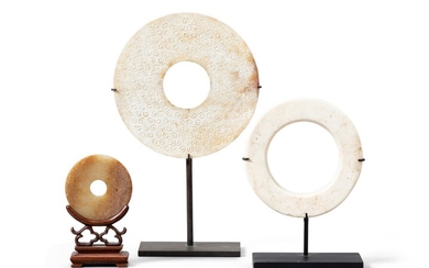 A group of three archaistic jade discs Qing dynasty | 清 仿古玉環及璧一組三件