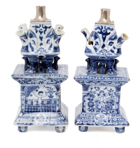 A pair of Chinese porcelain square tulip...