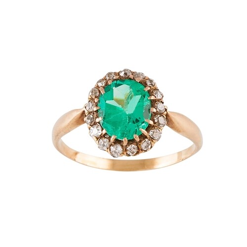 AN ANTIQUE DIAMOND AND EMERALD CLUSTER RING, the oval emeral...