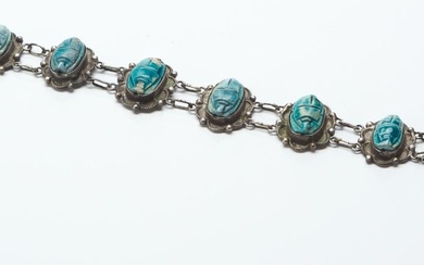 AN ANTIQUE EGYPTIAN STONE SCARAB BRACELET IN SILVER, TOGETHER WITH A LOOSE SCARAB, 17CMS, A/F