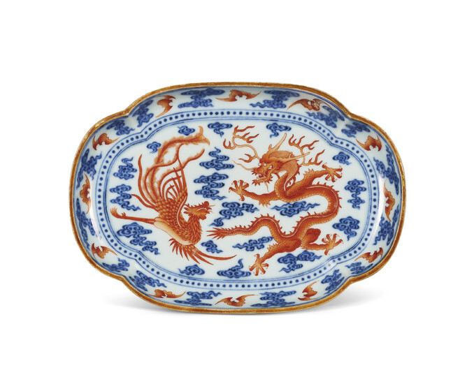 AN IRON-RED AND UNDERGLAZE-BLUE DECORATED ‘DRAGON AND PHOENIX’ QUATREFOIL DISH, QIANLONG PERIOD (1736-1795)