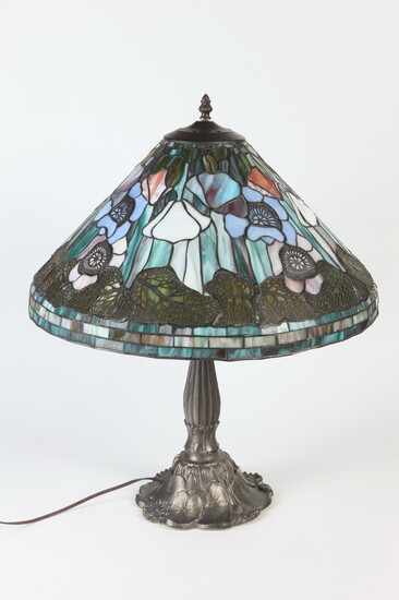 ART GLASS TABLE LAMP IN THE STYLE OF TIFFANY. Base...
