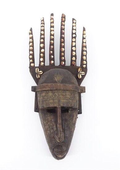 (-), Afrikaans houten masker, deels bekleed met koper...