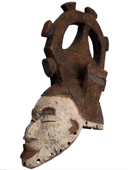 Afrique. Important masque Igbo remarquable par sa haute coiffe monumentale caractéristique de l'ethnie Igbo du...