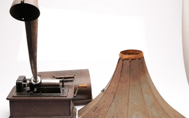 An Edison Standard Phonograph (Untested) (15cm x 31cm x 23cm)
